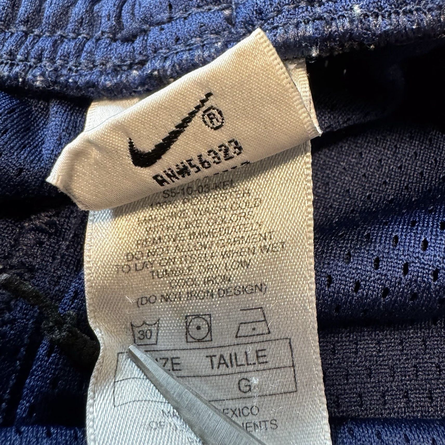 Nike VINTAGE Nike Men Shorts Size L Blue White Embroidered Logo 90s Athletic Activewear Shorts Mens Regular Waist 32 in 5 in Inseam Size US 33 - 5 Thumbnail