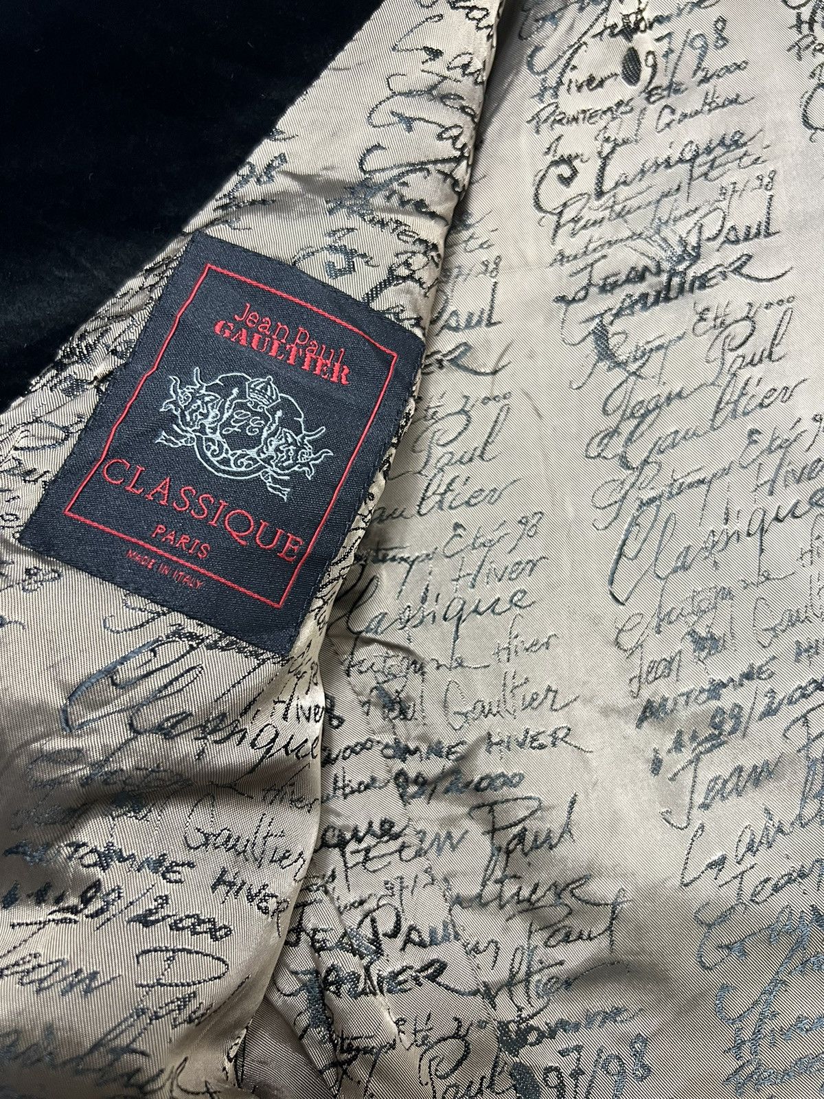 Jean Paul Gaultier JPG AW 97-98 Signature Monogram Print Velvet Jacquard Blazer Size US XS / EU 42 / 0 - 15 Thumbnail
