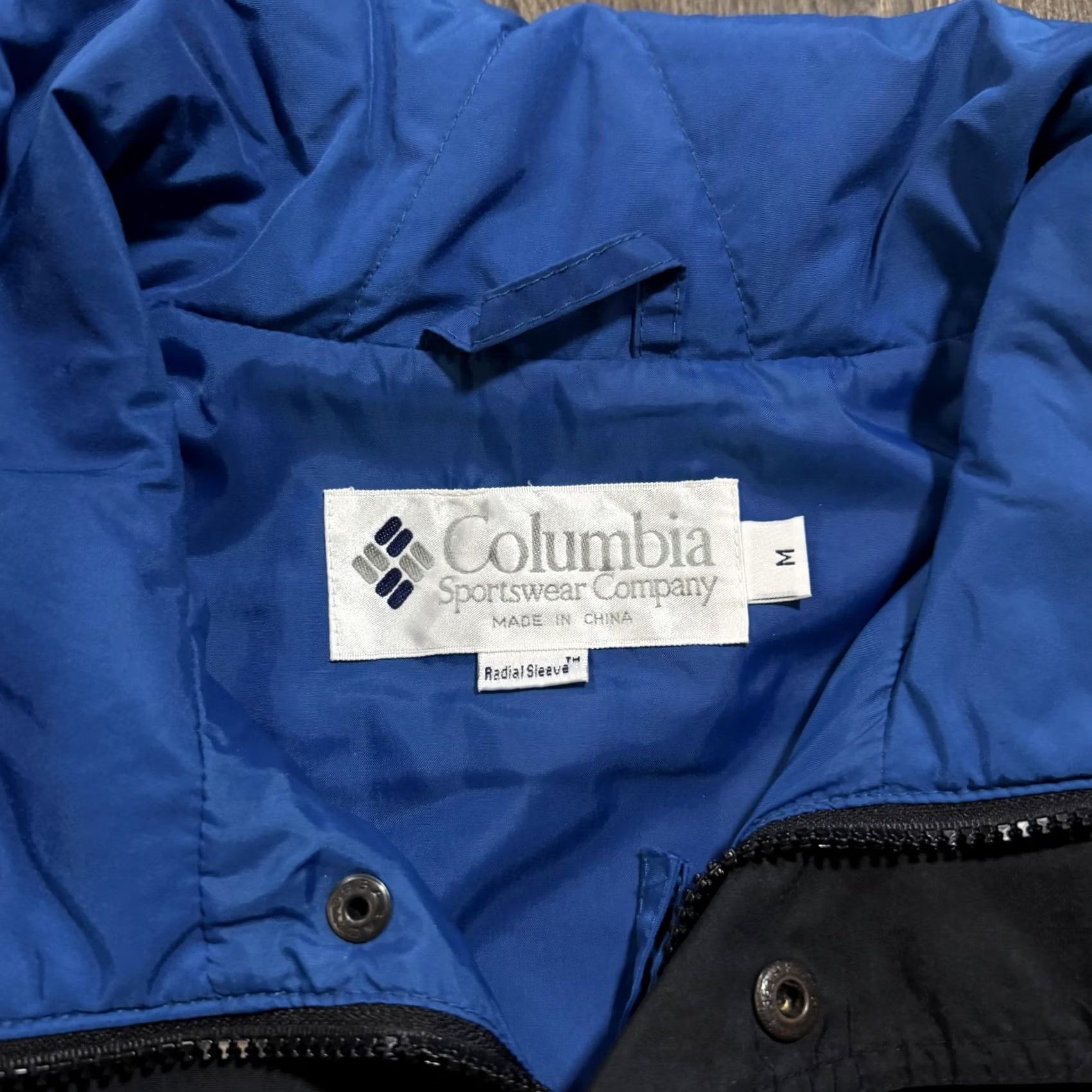 Vintage VINTAGE Columbia Jacket Mens M Windbreaker Hooded Black 90s Radial Sleeve zip Front Pockets Size US M / EU 48-50 / 2 - 5 Thumbnail