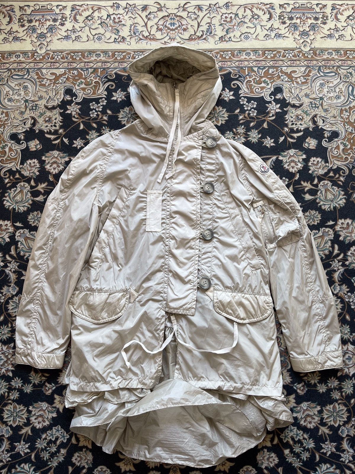 美品　モンクレール　sacai ナイロン　コート　SORA ベージュ Moncler × Sacai Moncler Sacai Sora Jacket | Grailed