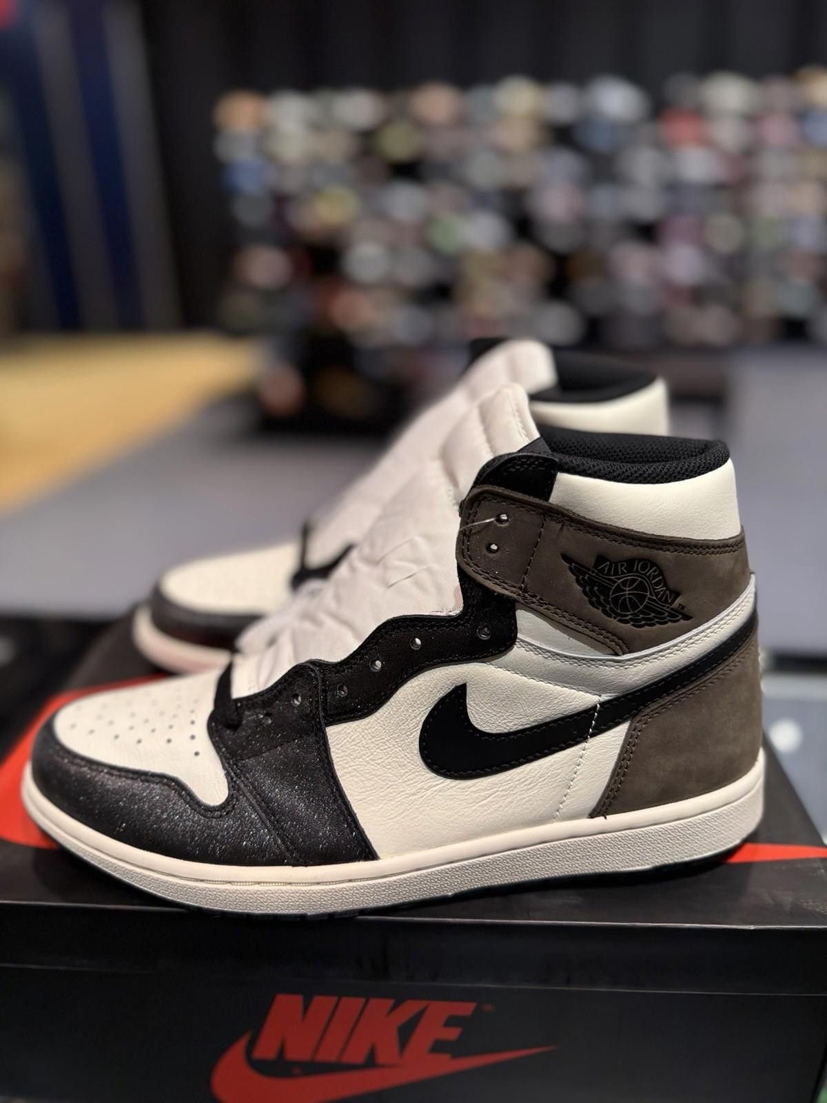Jordan Brand Size 10.5 - Jordan 1 Retro OG High Dark Mocha (555088 105) Size US 10.5 / EU 43-44 - 6 Thumbnail