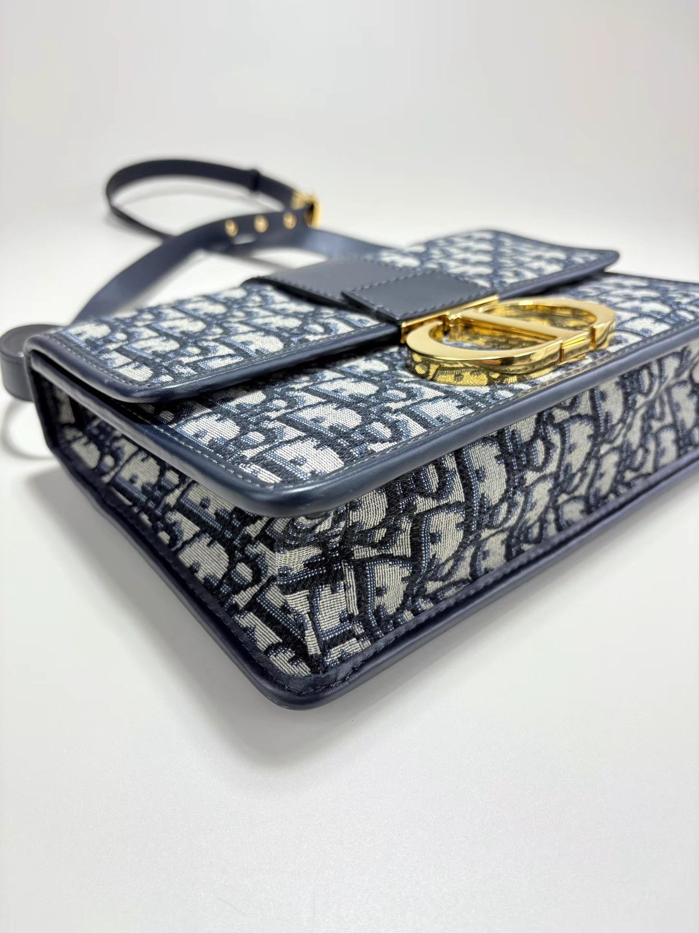 Dior DIOR 30 Montaigne Shoulder Bag & Crossbody Bag Size ONE SIZE - 3 Thumbnail