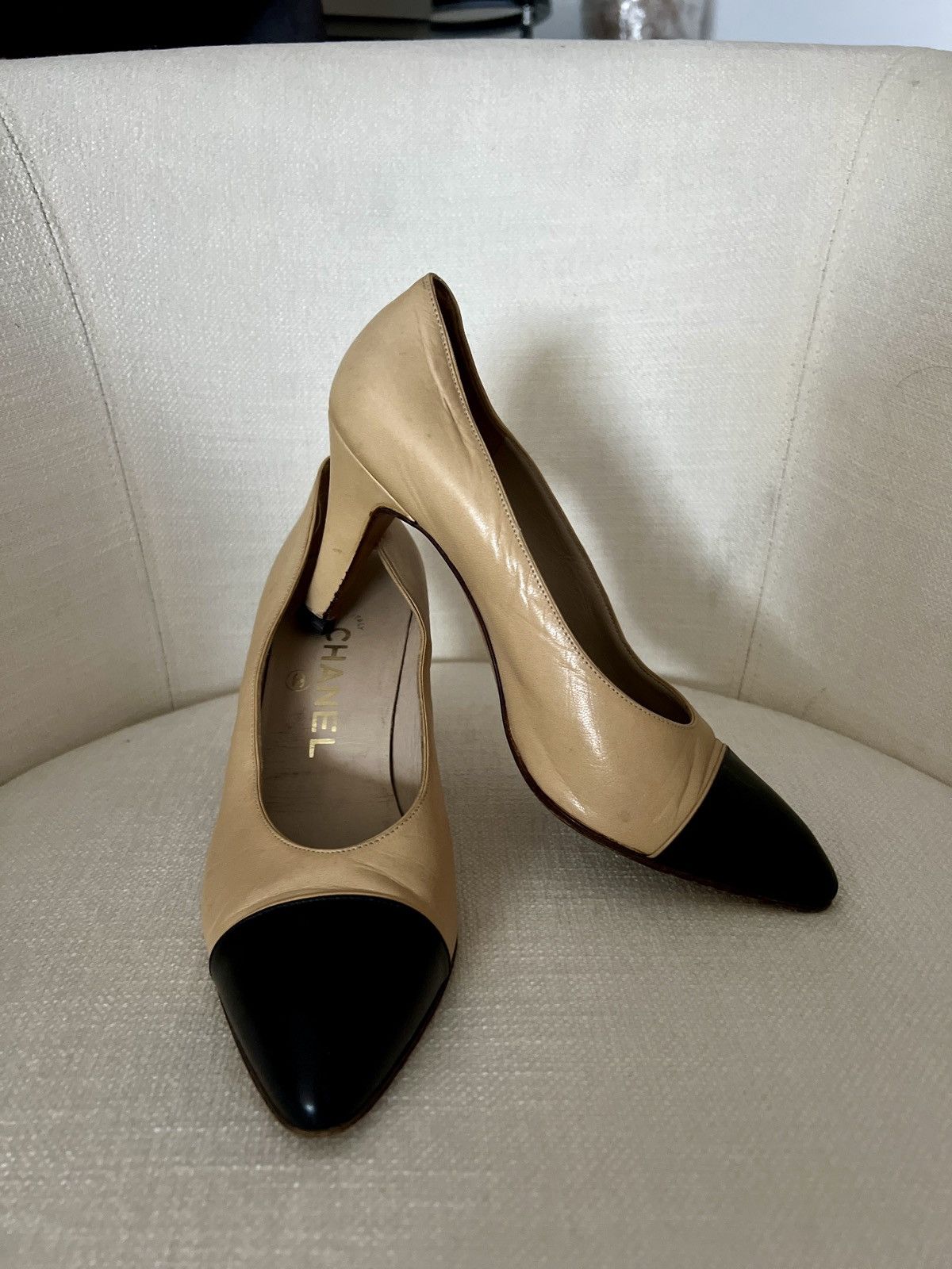 Chanel Classic Chanel Beige and Black Heels Size US 5 / IT 35 - 2 Thumbnail