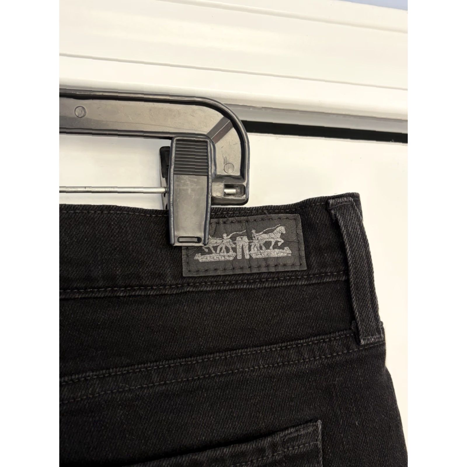 Levi's VINTAGE? No. Levi's 505 Straight Leg Jeans Womens Black Denim size 16L 33x34 Regular Stretch 5-Pocket Dark Wash Straight Size 38" / US 16 / IT 52 - 5 Thumbnail