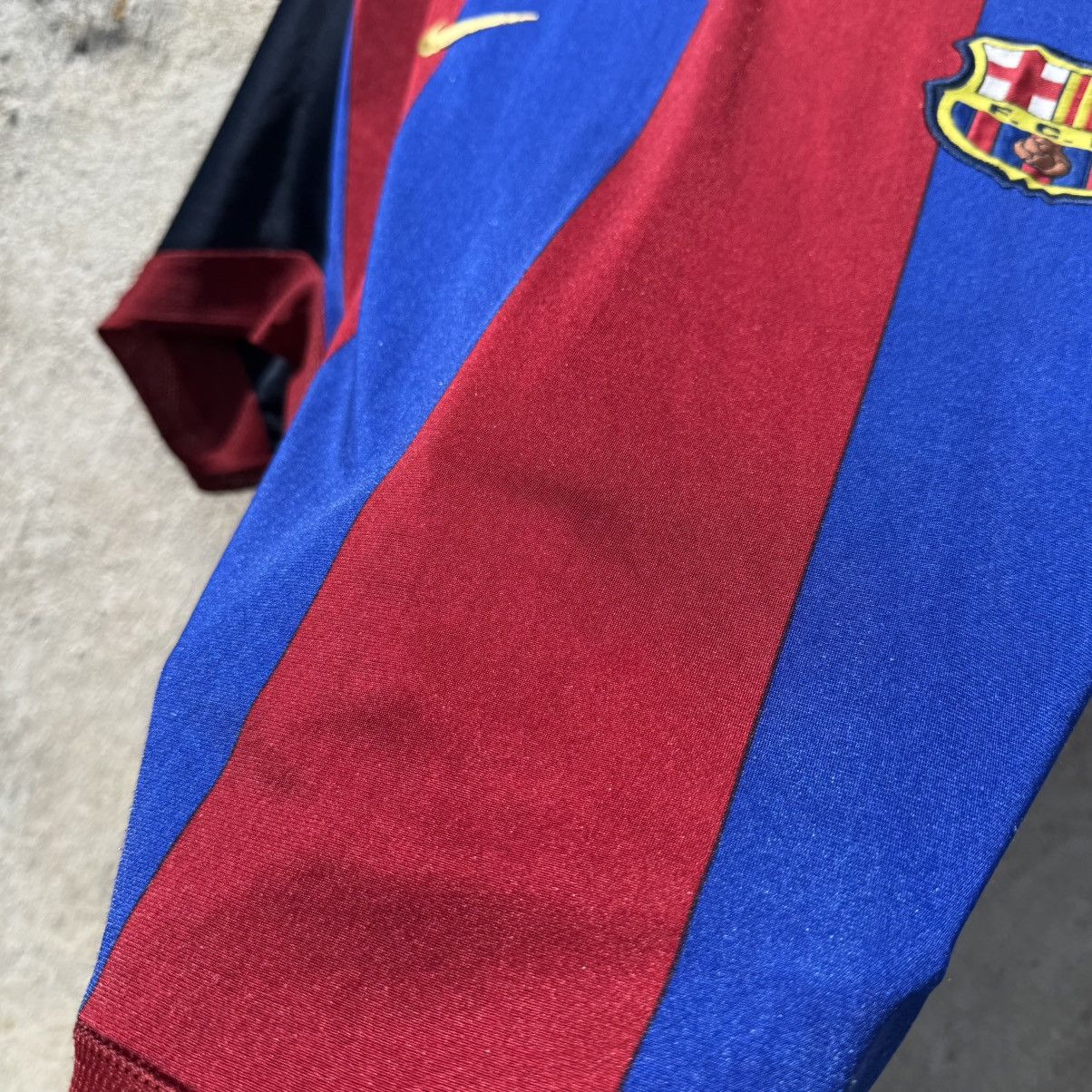Nike FC Barcelona Vintage Ronaldino #10 Soccer Jersey y2k brazil Size US L / EU 52-54 / 3 - 9 Thumbnail