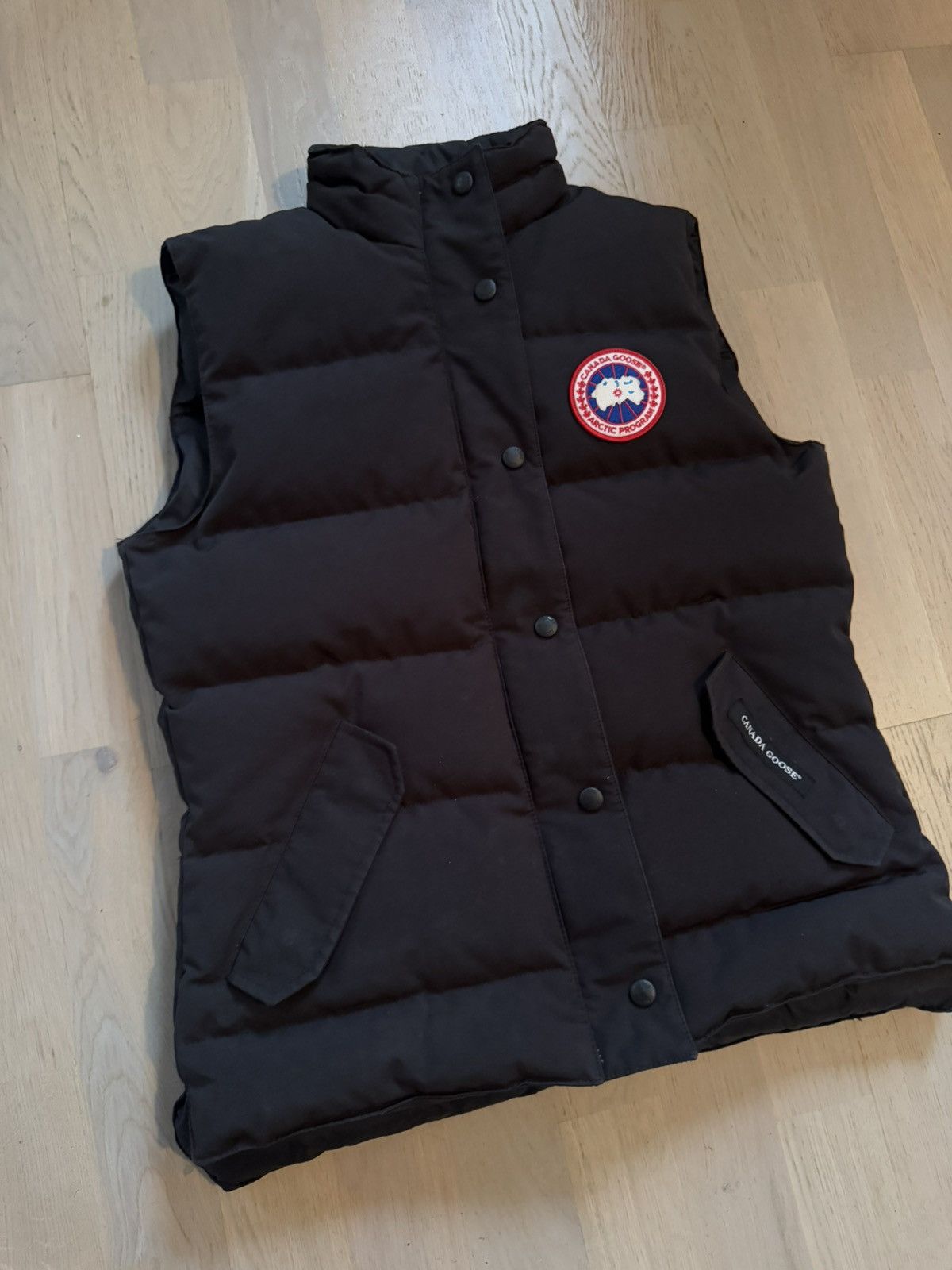 Canada Goose CANADA GOOSE gilet Study photos for REAL TAPE MEASUREMENTS Size M / US 6-8 / IT 42-44 - 1 Thumbnail