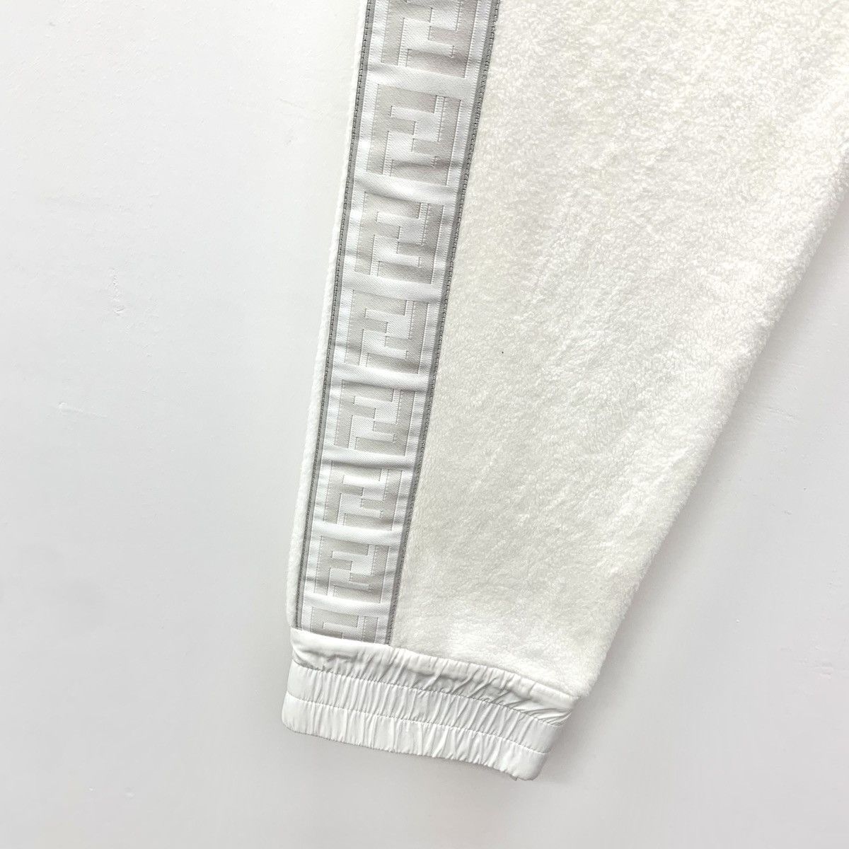 Fendi Fendi White Side Logo Cuffed Casual Sports Pants K26WX Size 27" / US 4 / IT 40 - 5 Thumbnail
