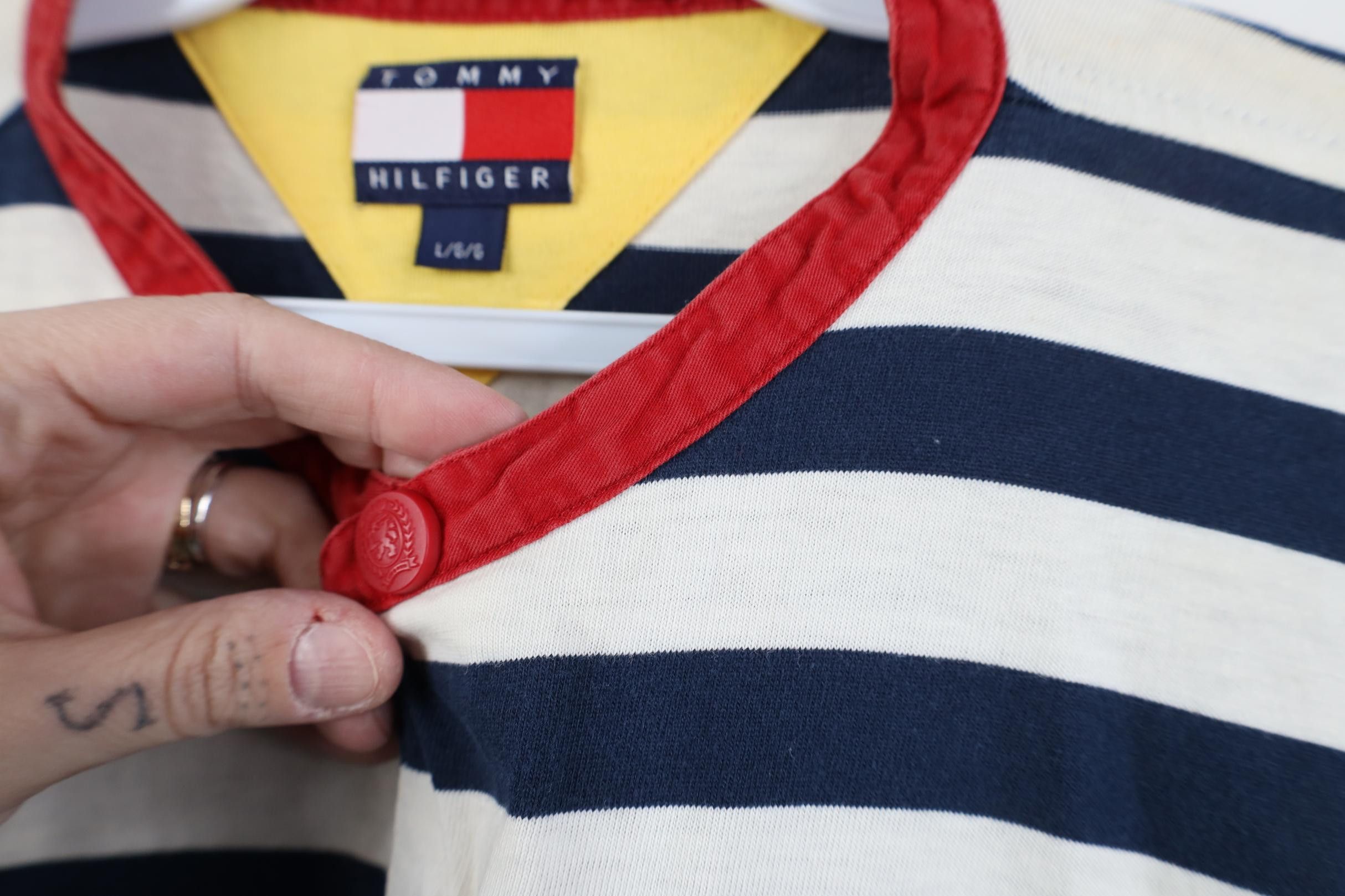 Tommy Hilfiger Vintage 90s Tommy Hilfiger Crest Striped Henley T-Shirt Size US L / EU 52-54 / 3 - 9 Thumbnail