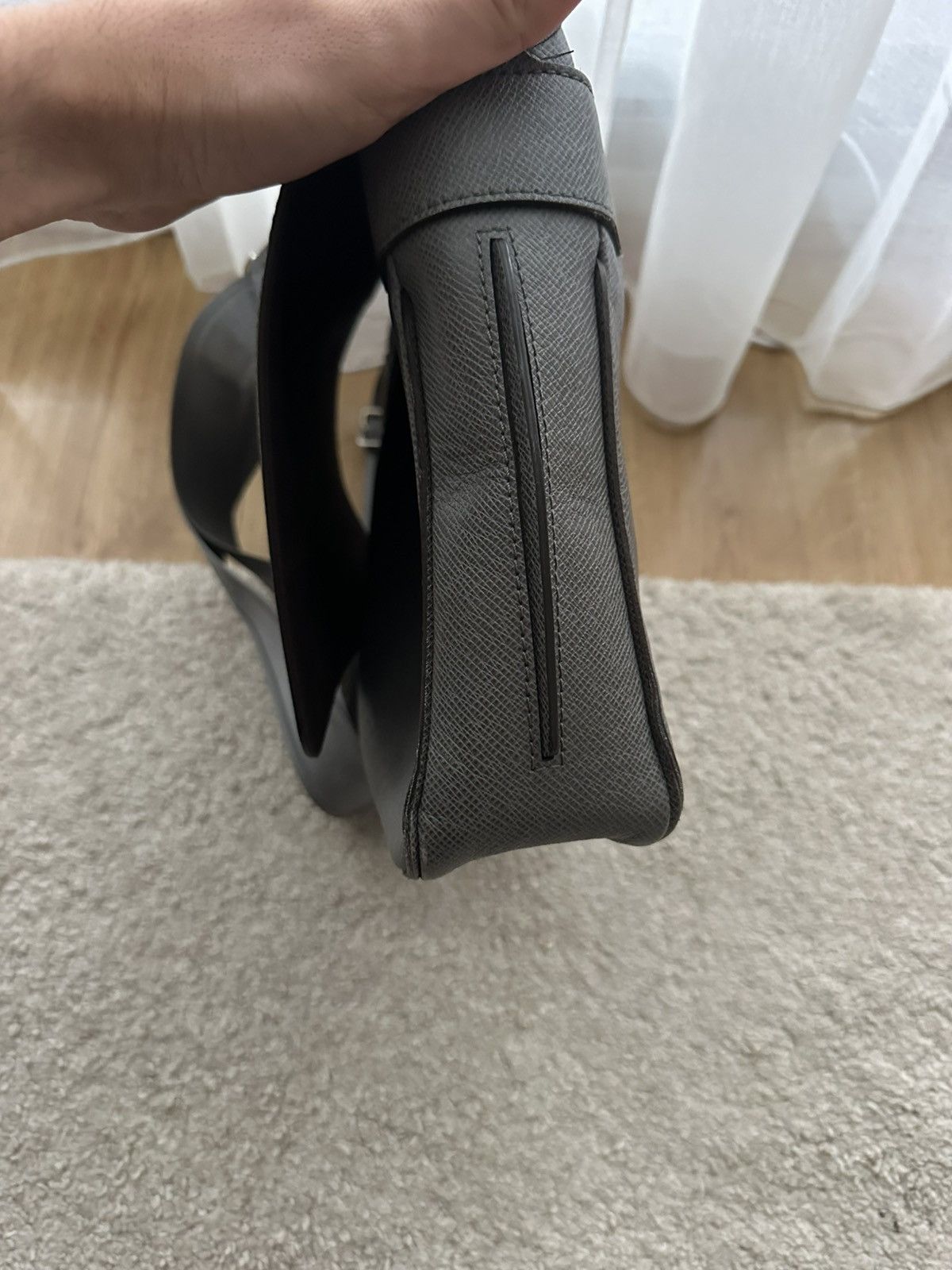 Louis Vuitton Louis Vuitton - Sac Roman PM - Cuir Taïga Gris Ardoise Size ONE SIZE - 8 Thumbnail