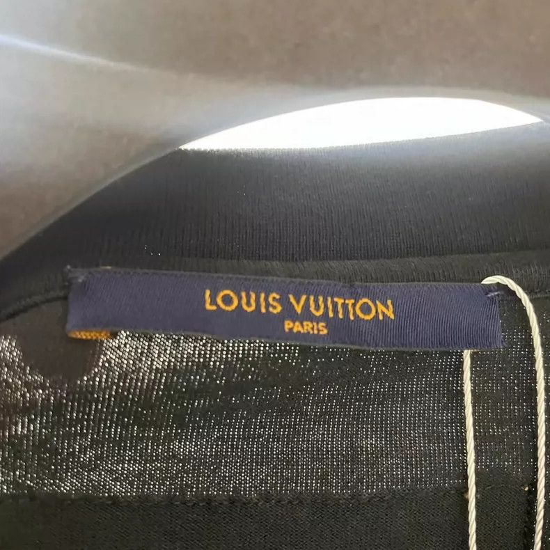 Louis Vuitton LOUIS VUITTON Embossed logo short sleeve 2504-Nextarrow Size US M / EU 48-50 / 2 - 4 Thumbnail