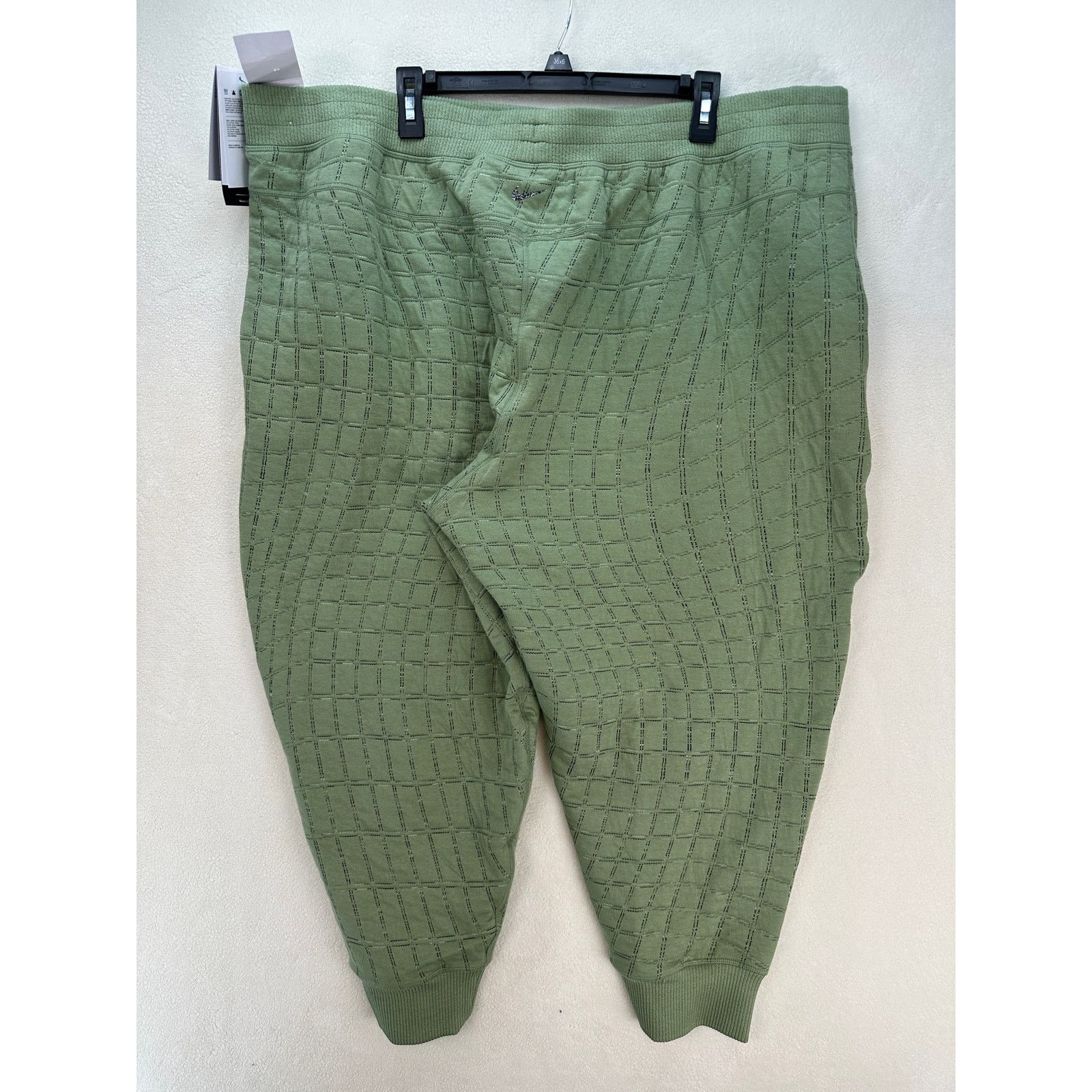 Nike NIKE WOMEN'S 3X YOGA QUILTED PANTS SAGE GREEN LUXE THERMA-FI Size 42" / US 20 - 7 Thumbnail