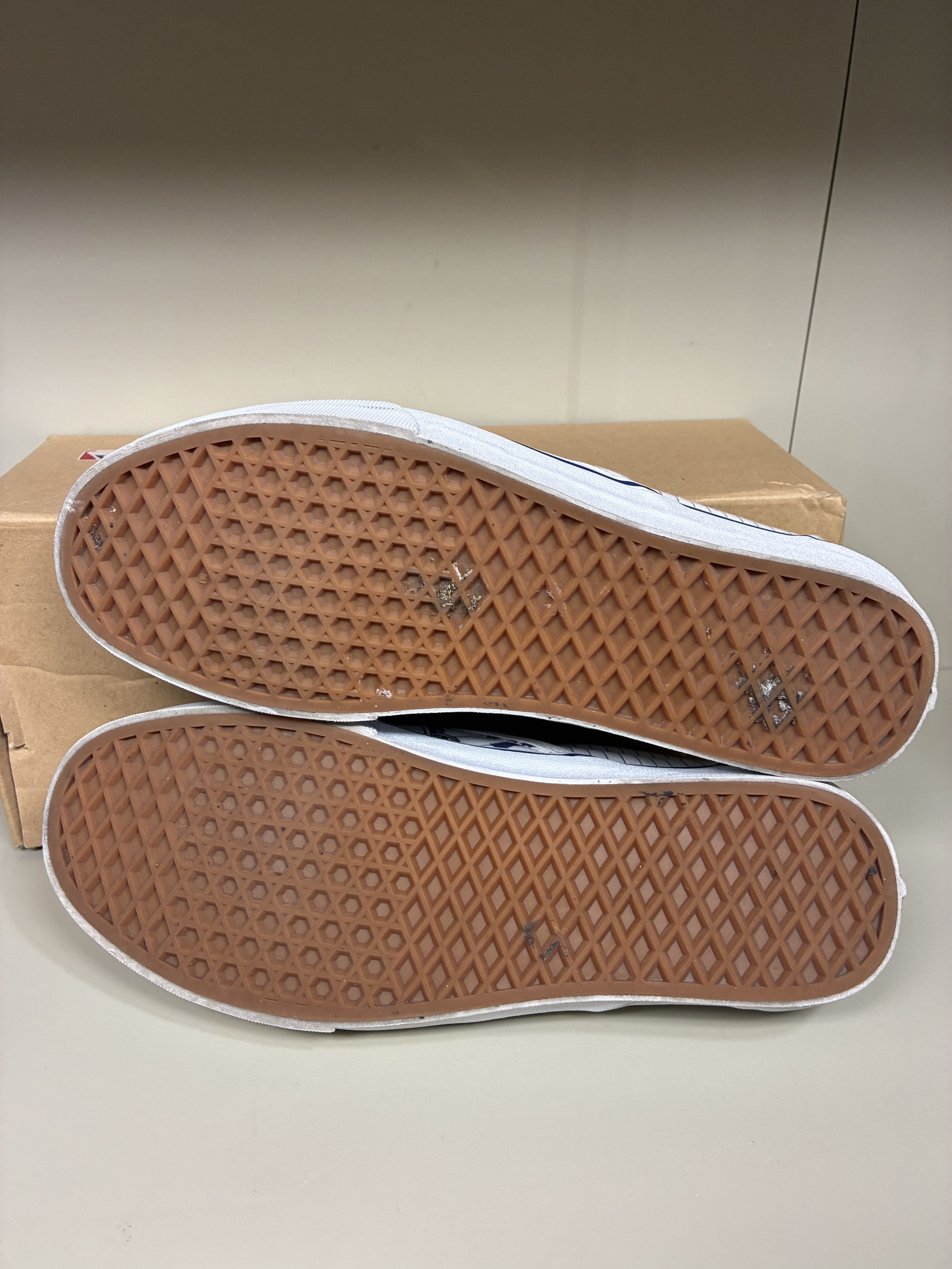 Vans Vans Classic Slip-On MLB New York Yankees White Men Size 11 Size US 11 / EU 44 - 6 Thumbnail