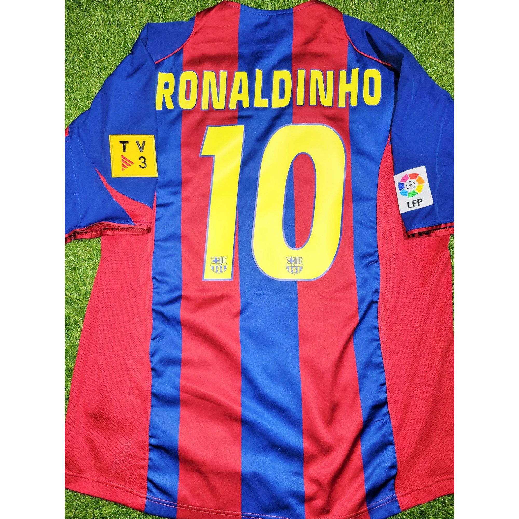 image of Nike Ronaldinho Barcelona 2004 2005 Soccer Jersey Shirt XL in Red, Men's