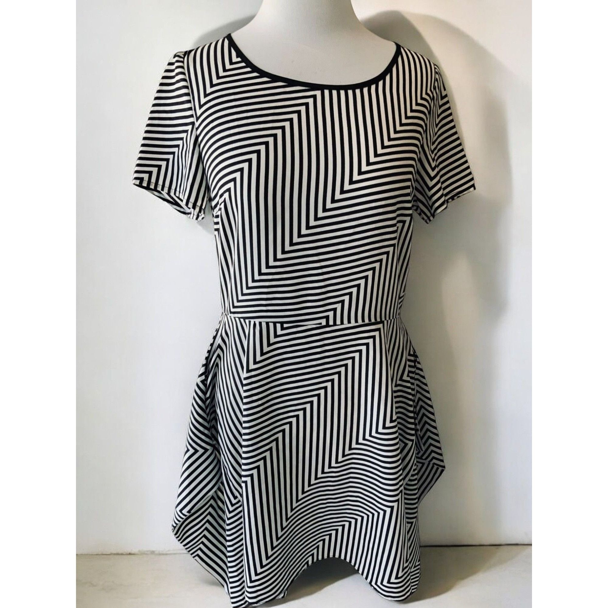 Bcbgmaxazria BCBGMAXAZRIA Womens Short Sleeve Chevron Print NEW Medium Size M / US 6-8 / IT 42-44 - 8 Thumbnail