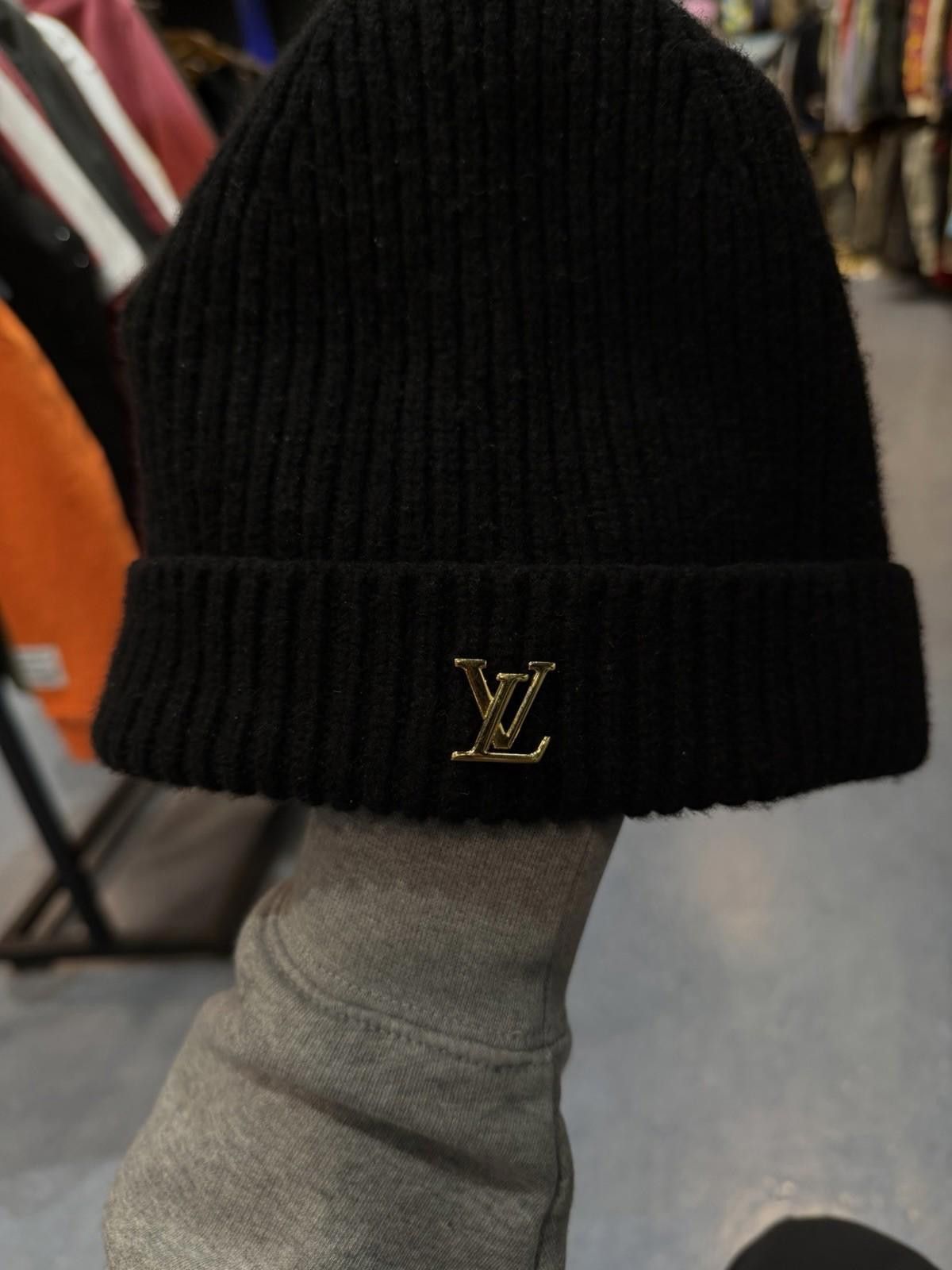 Louis Vuitton Louis Vuitton Black Men's Solid Knit Beanie Hat Gold LV $595 Size ONE SIZE - 9 Thumbnail