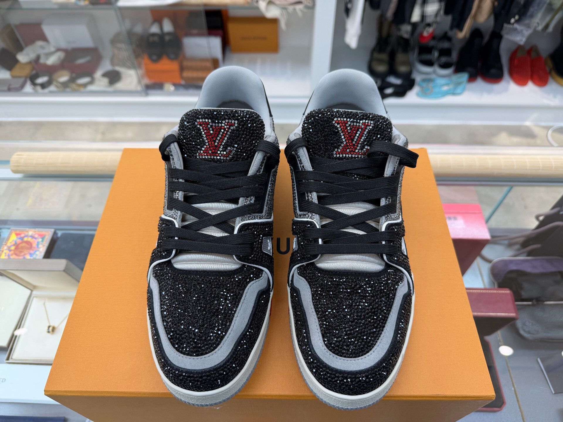 Louis Vuitton lv trainer cement gray diamond sneakers Size US 10 / EU 43 - 2 Thumbnail