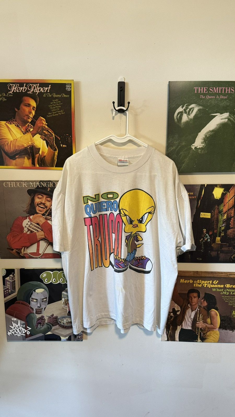 Hanes “No Quiero Truco” Vintage Tweety bird Shirt Size US XL / EU 56 / 4 - 1 Thumbnail