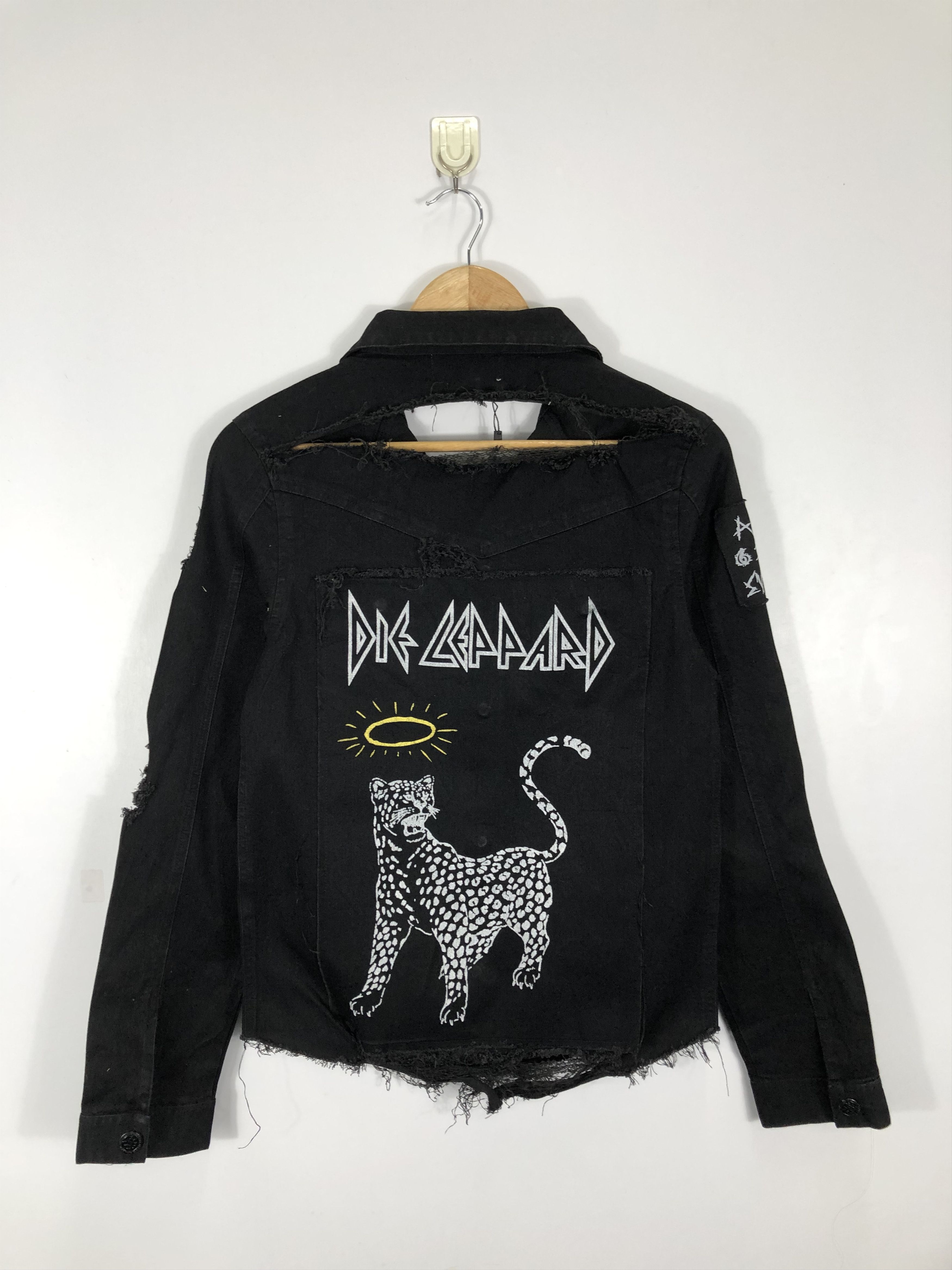 Band Tees Vintage Distressed Def Leppard Denim Jacket Punk Style J0562 Size US S / EU 44-46 / 1 - 1 Thumbnail