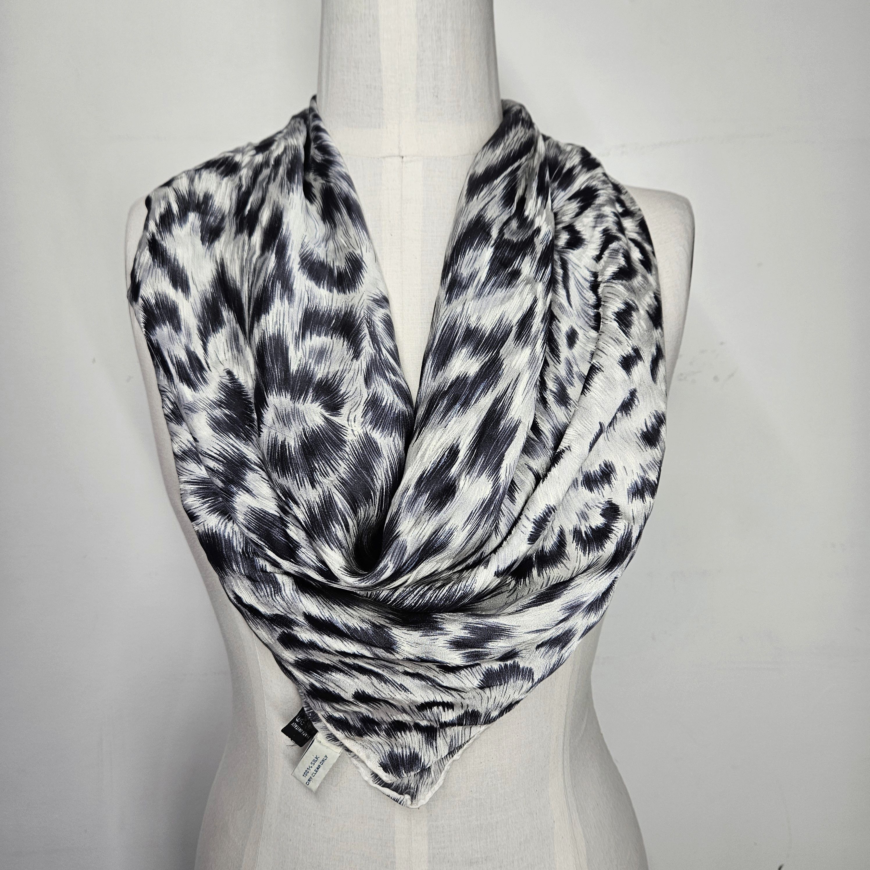 Nordstrom Nordstrom 34x34" Scarf 100% Silk Vintage White Lion Handmade Size ONE SIZE - 3 Thumbnail