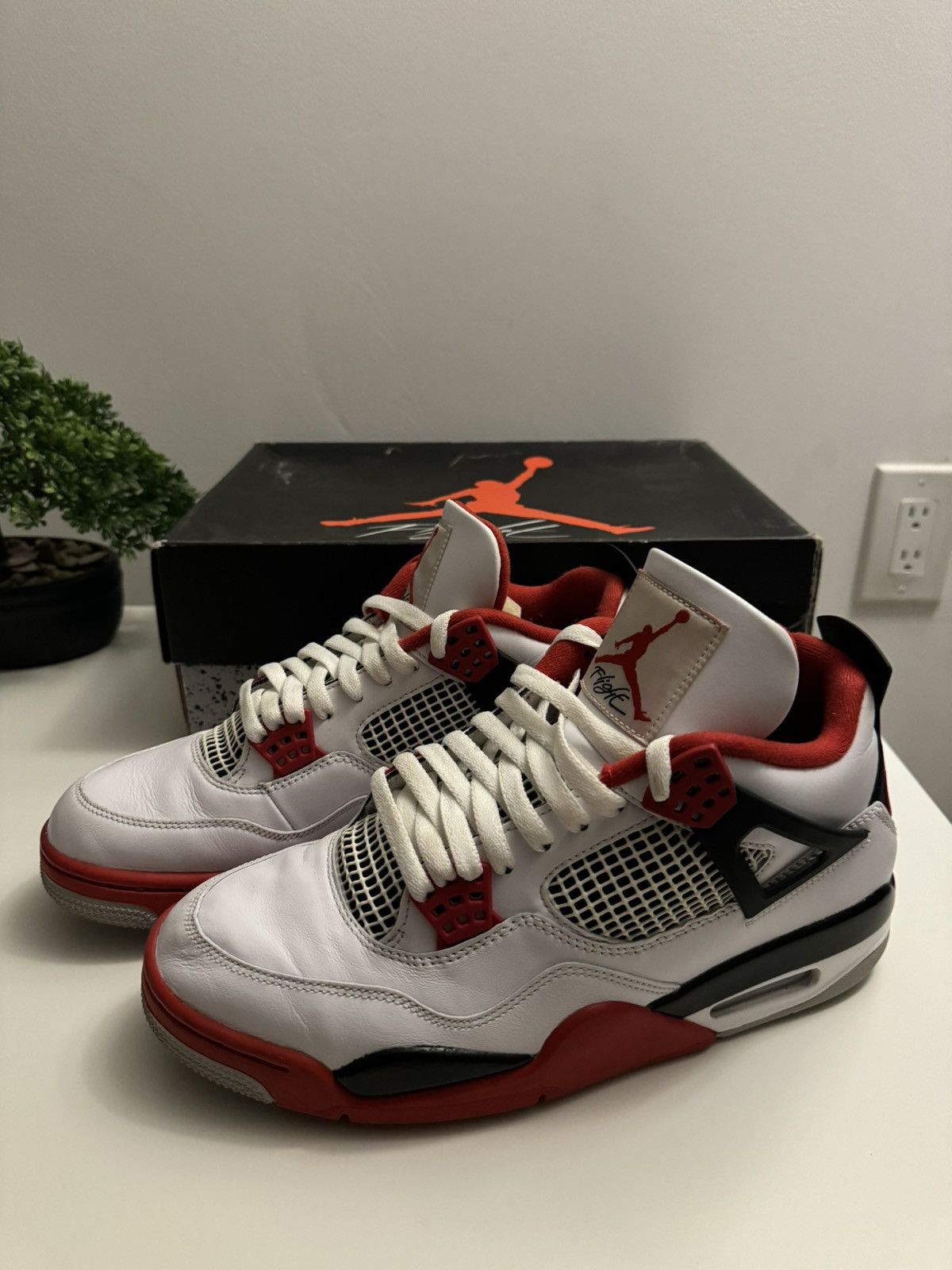 Jordan Brand AJ 4 Retro Fire Red Size US 10.5 / EU 43-44 - 4 Thumbnail