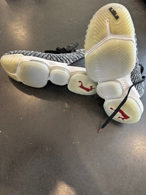 Nike Nike LeBron XVI Oreo Size US 9.5 / EU 42-43 - 4 Thumbnail
