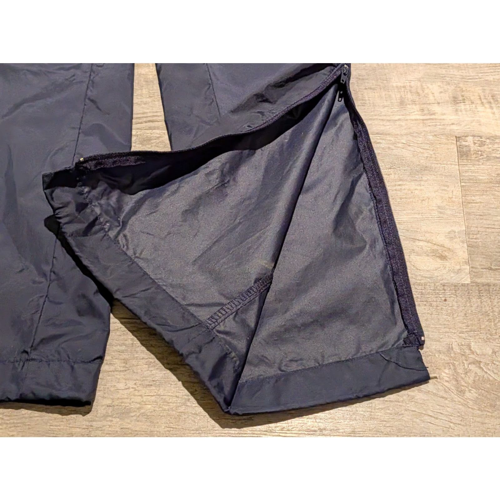 Asics VINTAGE ASICS Track Pants Windbreaker Navy 80s 90s Packable Zip Leg S Mens Size US 29 - 6 Thumbnail