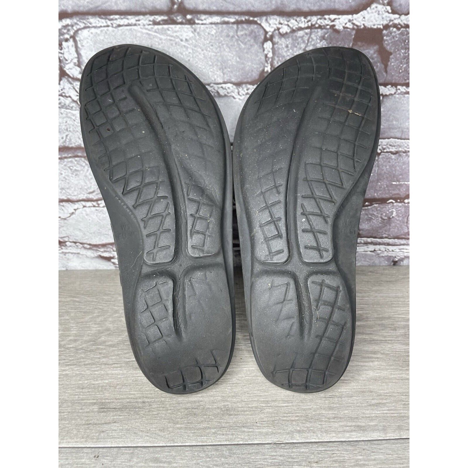Other Oofos Oolala Cabernet Metallic Purple Recovery Thong Sandals Size US 9 / IT 39 - 8 Thumbnail