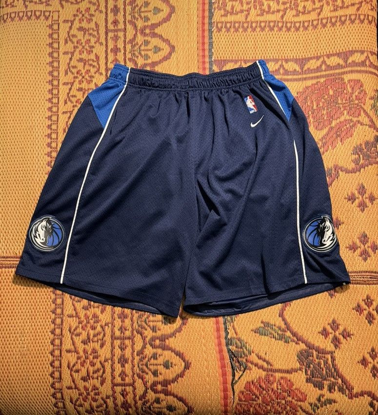 NBA Vintage Nike Dallas Mavericks NBA Shorts Size US 30 / EU 46 - 2 Thumbnail