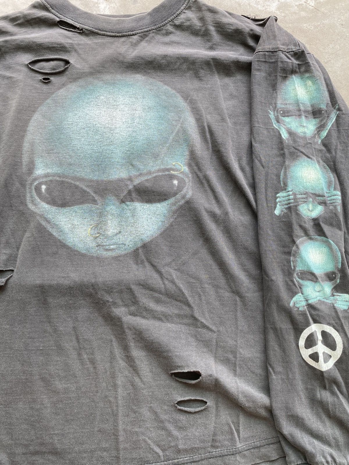 Vintage Sun faded & Distressed Alien 1996 L/S Size US L / EU 52-54 / 3 - 4 Thumbnail