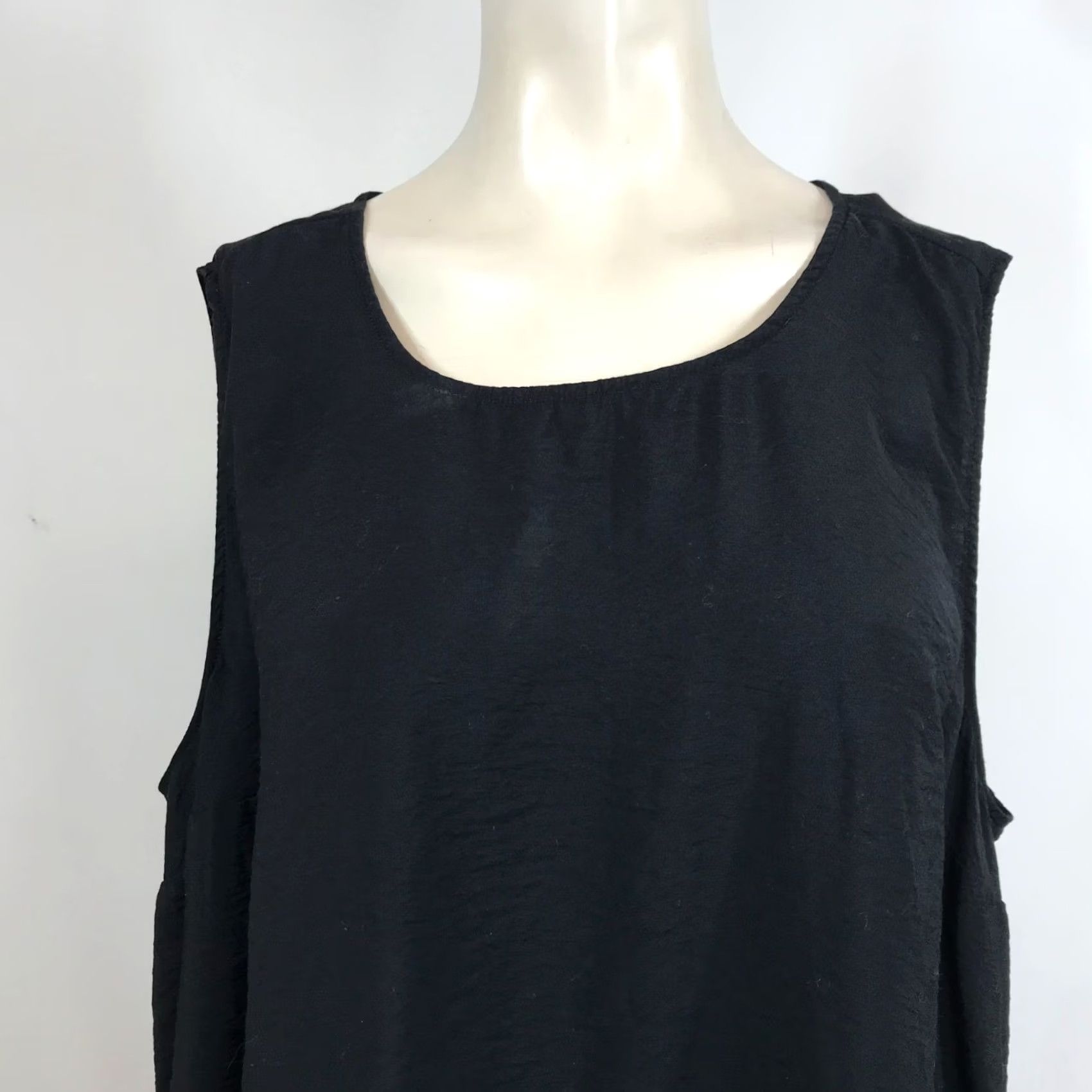Torrid Torrid Black Round Neck Rayon Blend Ruffle Top Womens Size 1 Size XS / US 0-2 / IT 36-38 - 2 Thumbnail