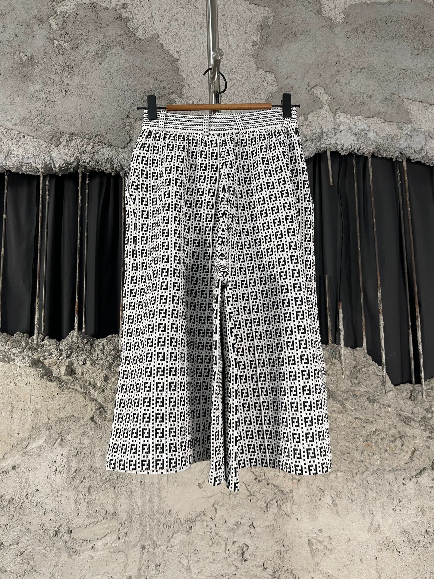 Fendi Fendi Wide-Leg 7/8 Pants 38 New Size 26" / US 2 / IT 38 - 2 Thumbnail