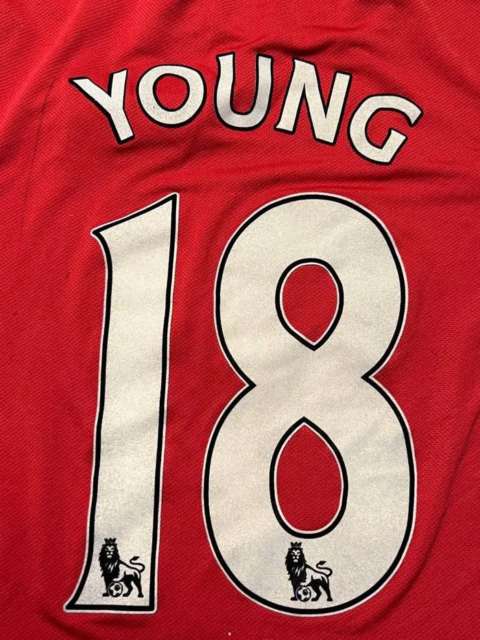 Nike Nike Manchester United 2011 2012 Young #18 Home Shirt Jersey Size US M / EU 48-50 / 2 - 2 Thumbnail