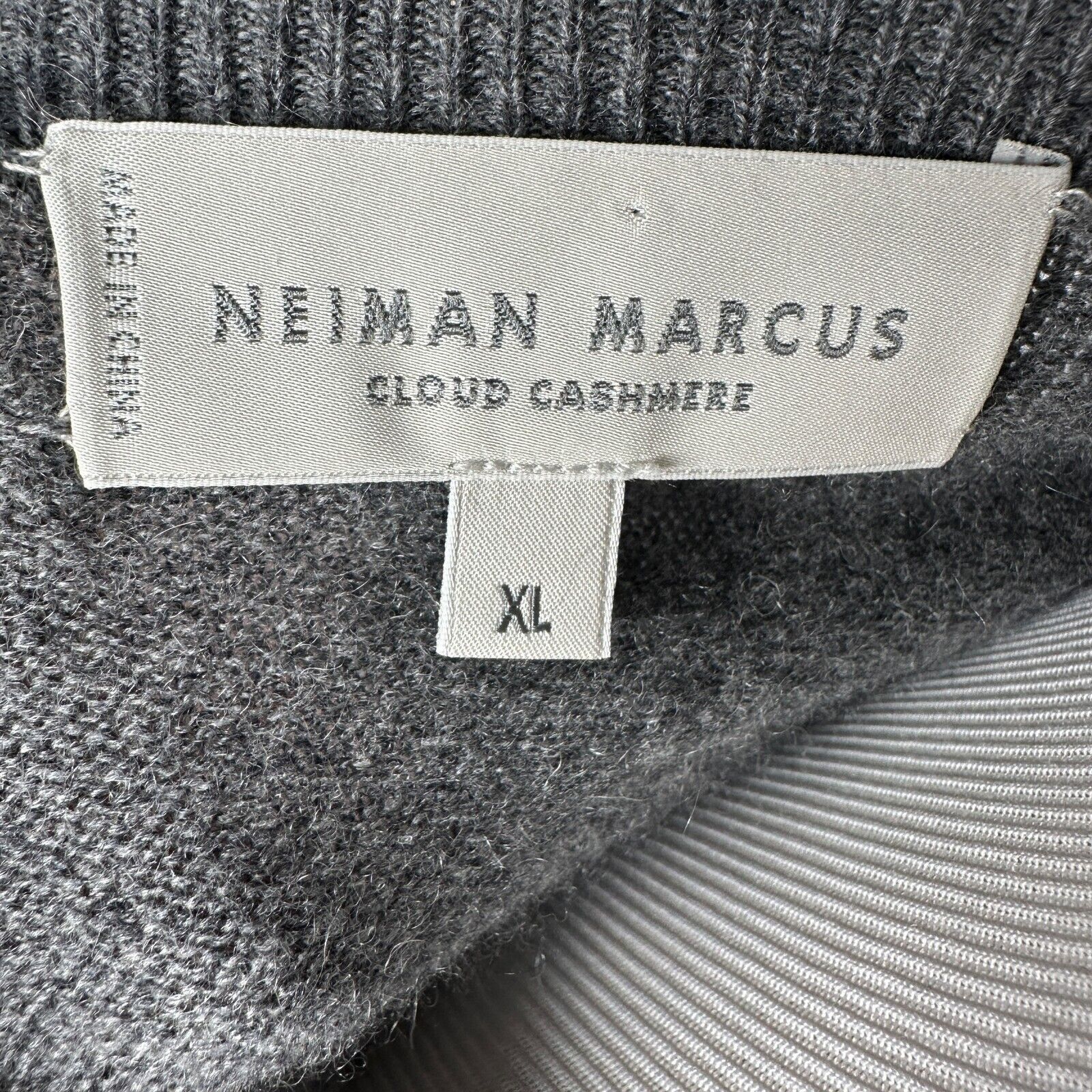 Neiman Marcus Neiman Marcus Cloud Cashmere Sweater XL Gray V-Neck Pullover Size US XL / EU 56 / 4 - 8 Thumbnail