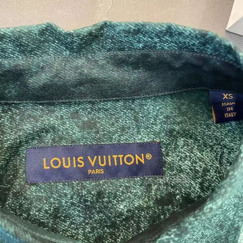 Louis Vuitton Louis Vuitton Men's Long Sleeve Shirt in Green . Size US XS / EU 42 / 0 - 7 Thumbnail