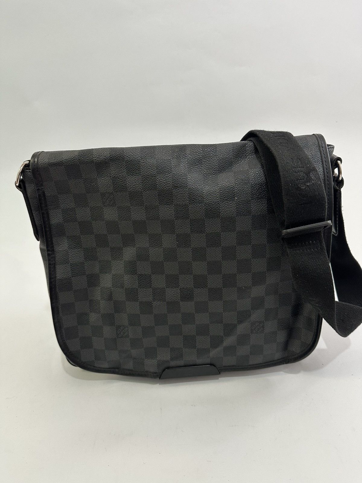 Louis Vuitton Louis Vuitton Damier Graphite Canvas Daniel MM Messenger Bag Size ONE SIZE - 1 Thumbnail