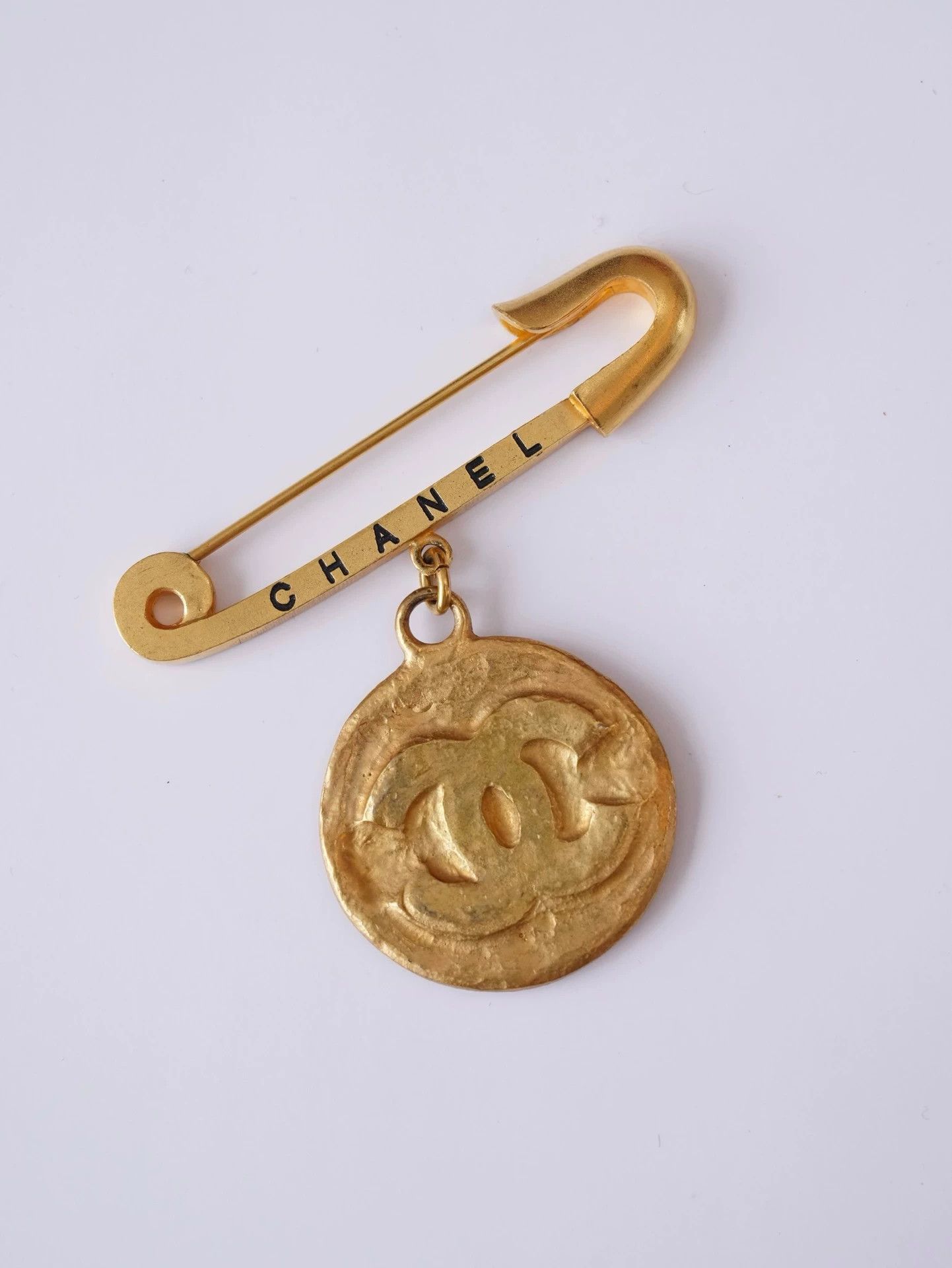 Chanel Chanel Vintage 1994 Coin Pendant Brooch Size ONE SIZE - 2 Thumbnail
