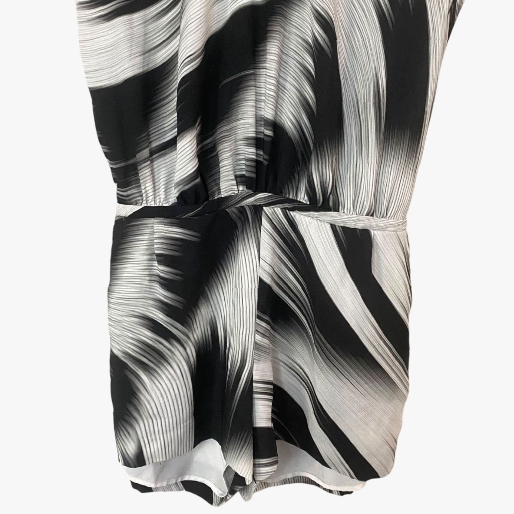 Vintage Marciano Romper White/Black Abstract Print Tie-Waist Roll-Tab Sleeves Size 0 Women One-Piece Polyester Size 25" / US 0 / IT 36 - 6 Thumbnail