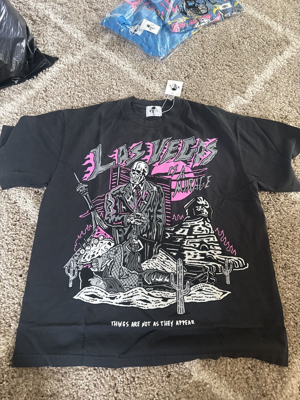 Warren Lotas Warren lotas Las Vegas is a mirage t shirt black pink large Size US L / EU 52-54 / 3 - 1 Thumbnail