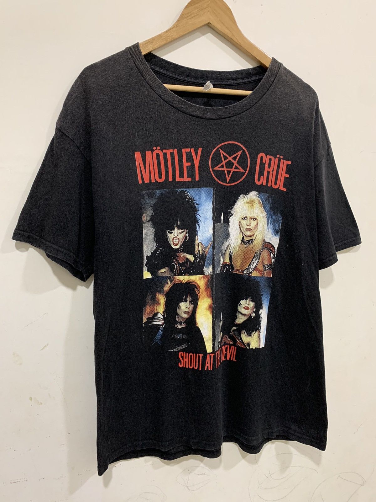Band Tees Motley Crue SHOUT AT THE DEVIL Rock Band T-Shirt Size US L / EU 52-54 / 3 - 5 Thumbnail