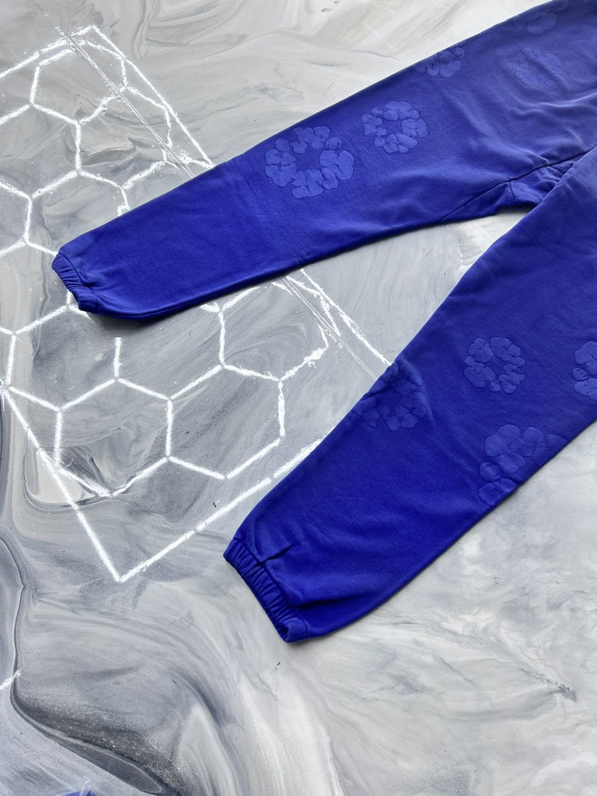 DENIM TEARS Denim Tears Monochrome Cotton Wreath Sweatpants Washed Blue Size US 34 / EU 50 - 5 Thumbnail