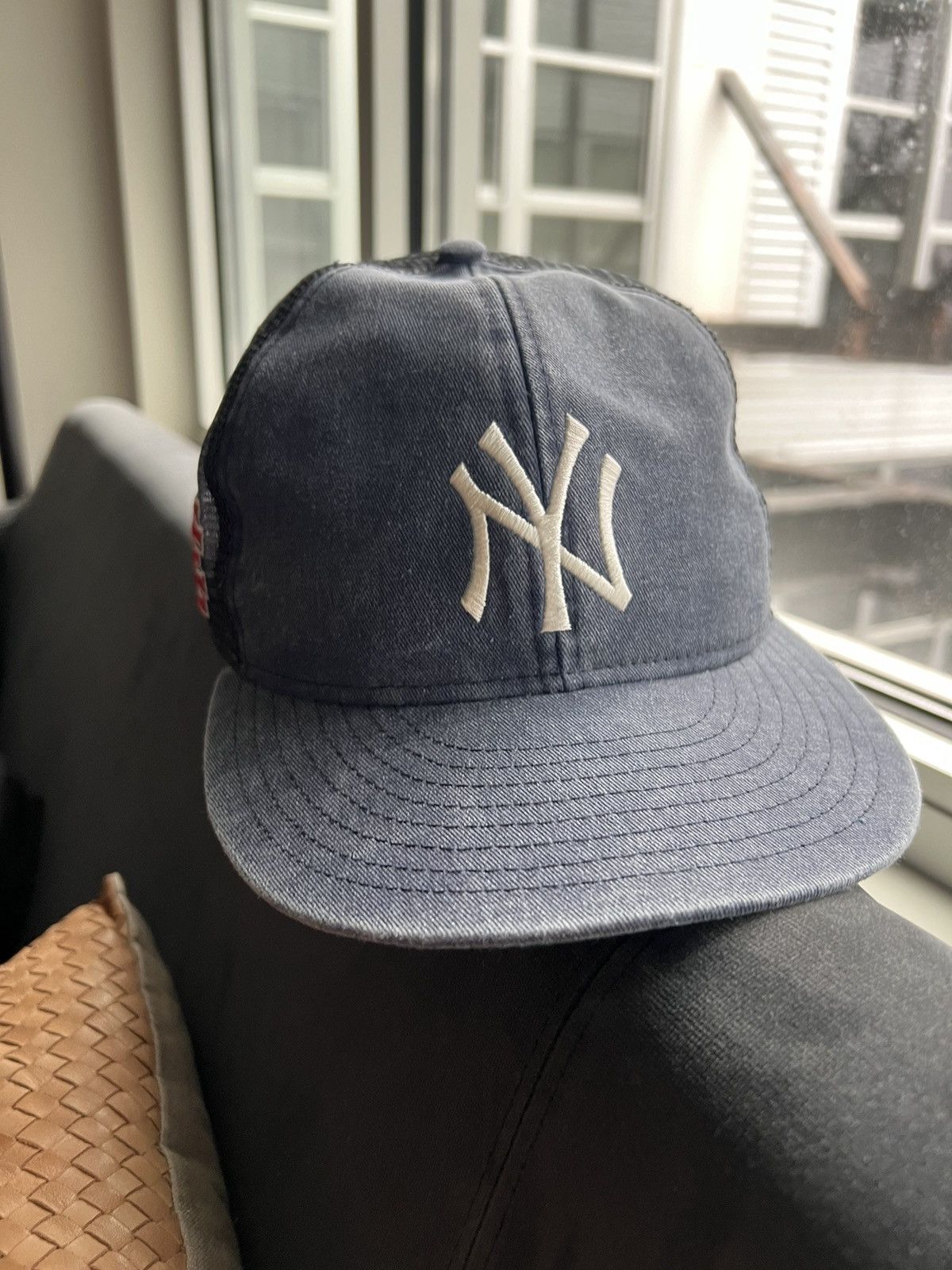 Eric Emanuel × New Era Eric Emanuel New York Yankees Trucker Hat Size ONE SIZE - 2 Thumbnail