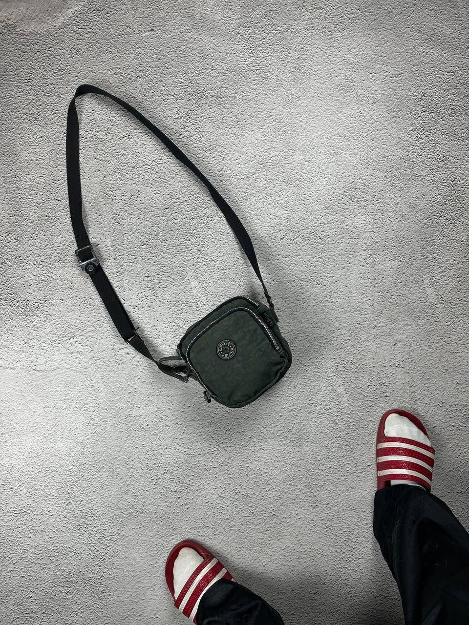 Japanese Brand Vintage Japan Messenger Sling Bag Distressed Y2K Faded Size ONE SIZE - 1 Thumbnail