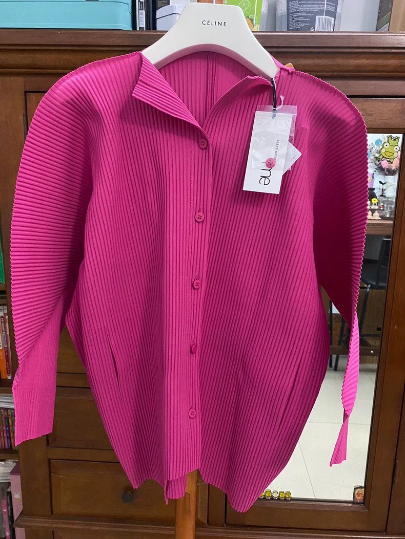 Issey Miyake size:one size Pink pleated cardigan
