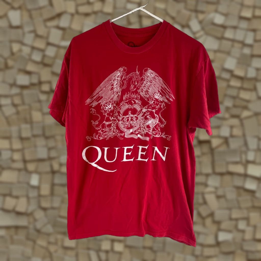 Vintage **Queen Red Lions Crown Print Men's Large T-Shirt** User: Queen Red Lions Crown Print Men's Large T-Shirt Size US L / EU 52-54 / 3 - 1 Thumbnail