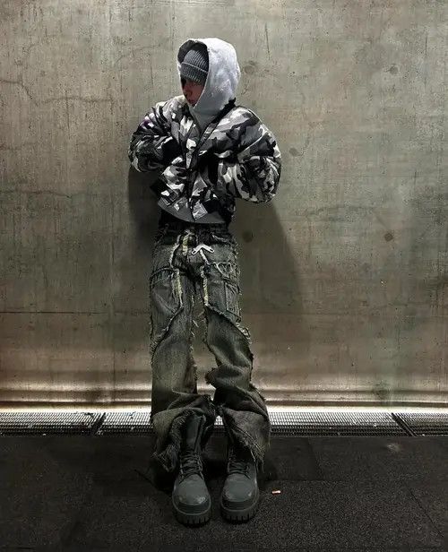 Jean Vintage Raw Jeans Trousers y2k holes pockets streetwear Size US 32 / EU 48 - 2 Thumbnail