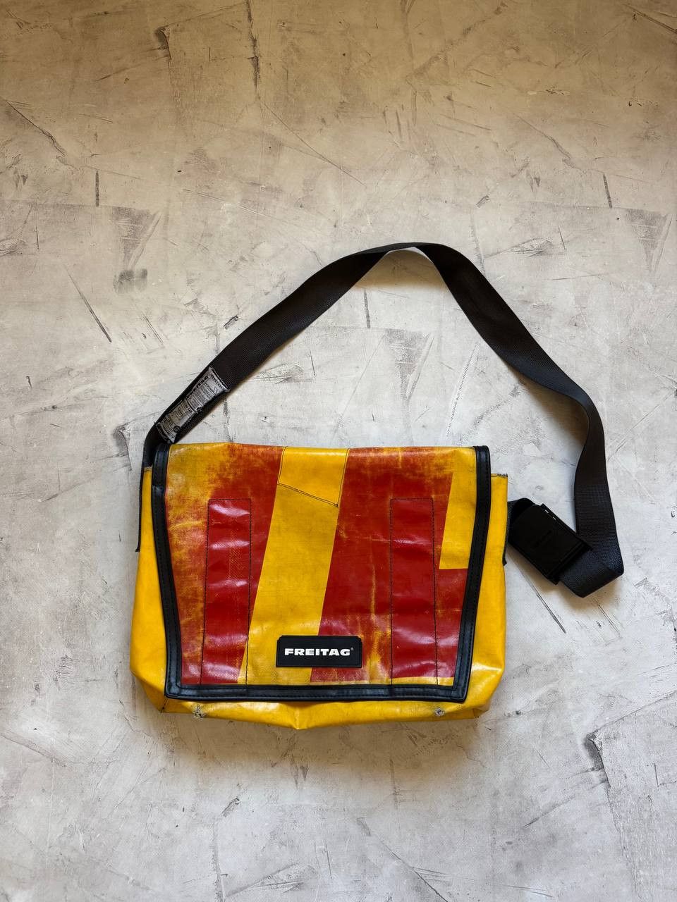 【希少】FREITAG｜F74 BOB FREITAG F74 BOB Vintage White/Burgundy Used Pvc Crossbody Tote bag