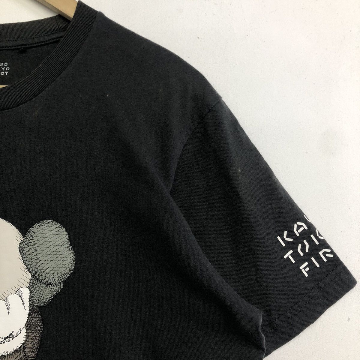 Kaws KAWS Tokyo First X Uniqlo Graphic Tshirt Size US L / EU 52-54 / 3 - 6 Thumbnail