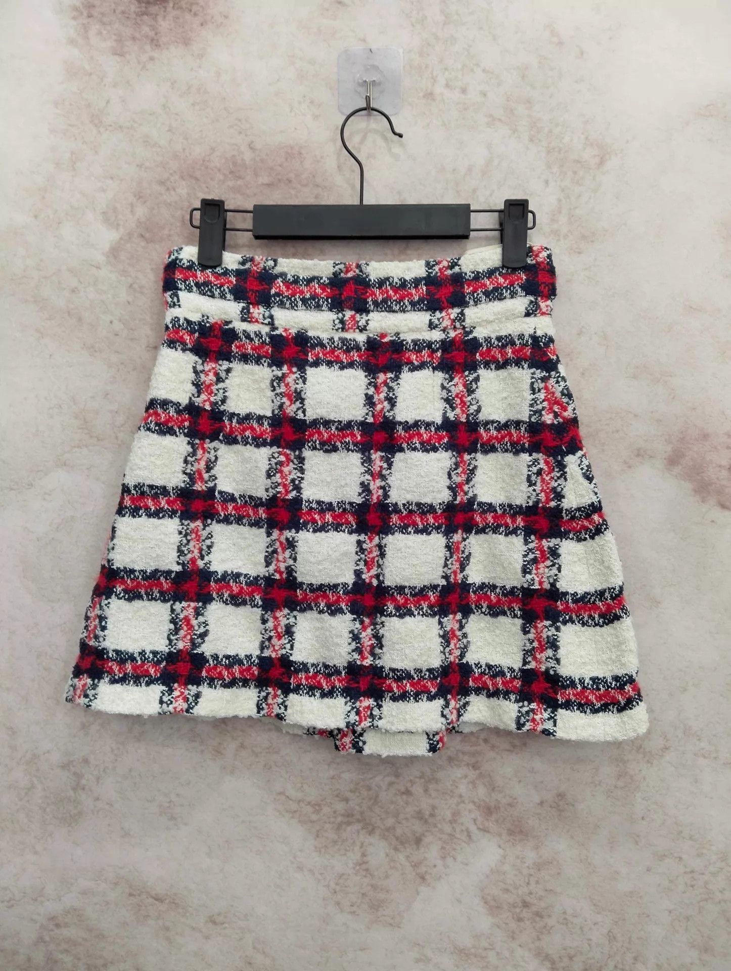 Gucci Gucci Women's White Red Checkered Wool Shorts Size 38 Size 26" / US 2 / IT 38 - 2 Thumbnail
