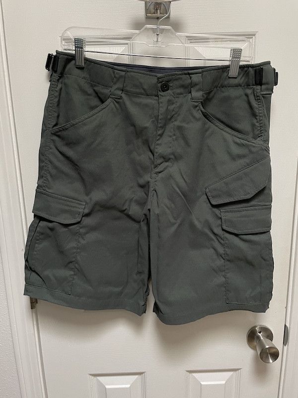 image of Outlier Futurecargoshorts in Sagebrush, Men's (Size 32)