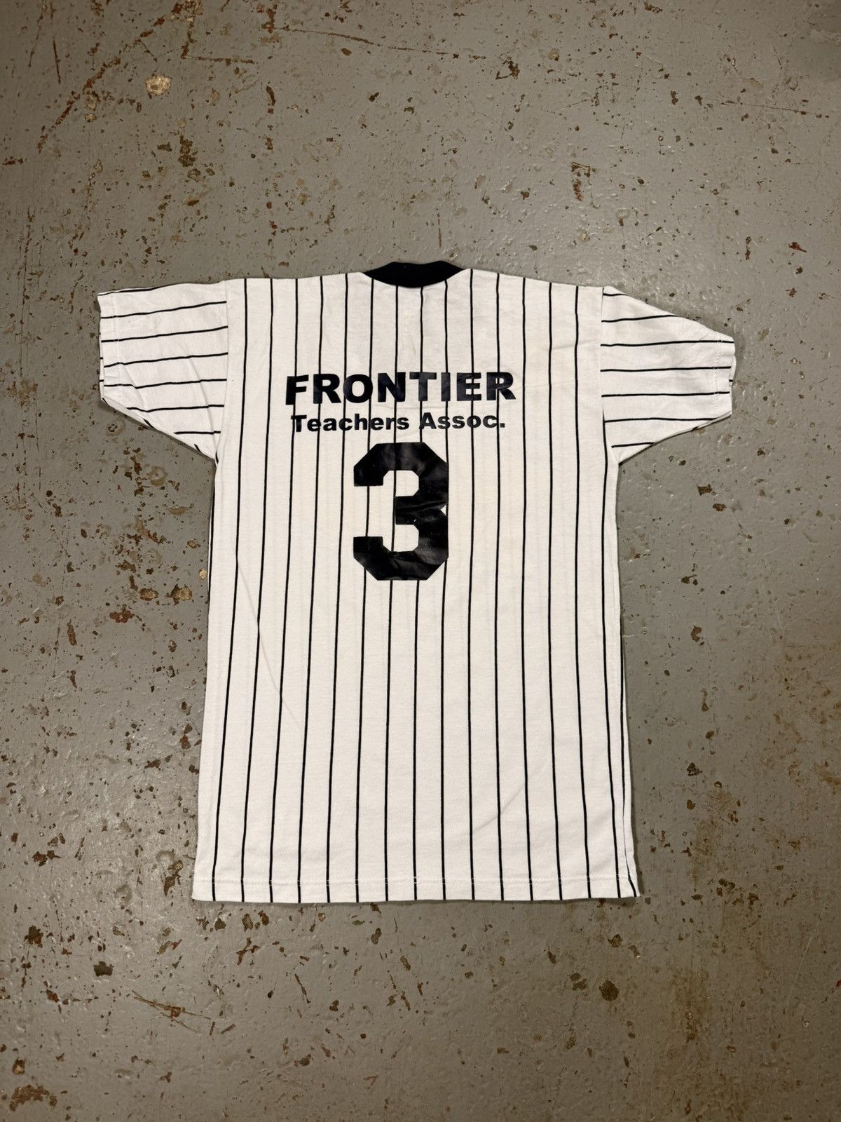 Vintage Vintage Russel’s Athletics 1997 Twins Baseball Pinstripe Tee Size US S / EU 44-46 / 1 - 5 Thumbnail
